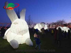 led ışıkları ile şişme tavşan
