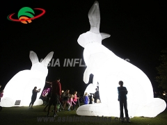 festival için renkli şişme sanat tavşan